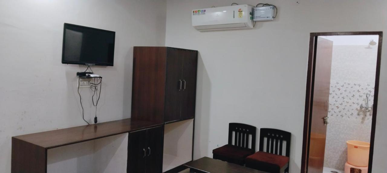 Tiger Guest House 萨瓦伊马多普尔 外观 照片