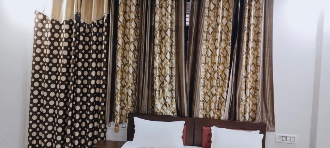 Tiger Guest House 萨瓦伊马多普尔 外观 照片